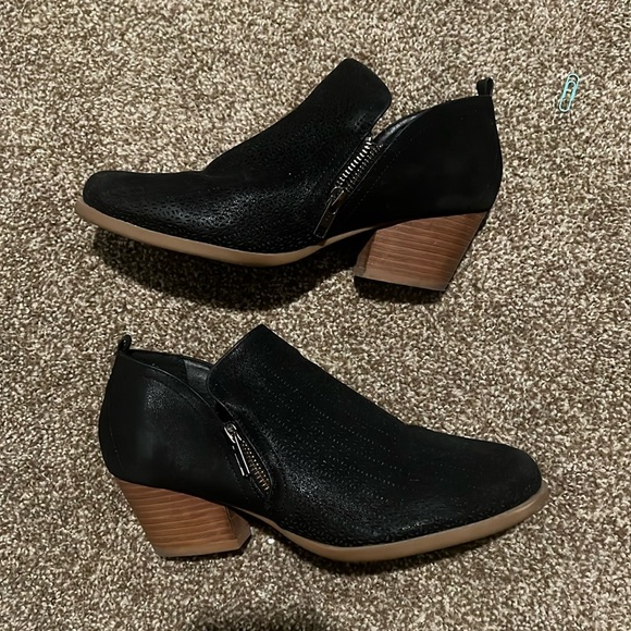 Black 2 in Ankle Boots - Picture 1 of 3
